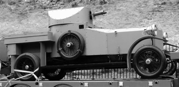 De første militære panserbiler var teknisk set blot samlebåndsombyggede civilkøretøjer, som denne britiske Rolls Royce fra Første Verdenskrig.